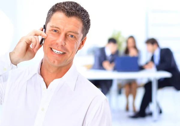 Ο άνθρωπος των επιχειρήσεων μιλώντας στο τηλέφωνο ενώ σε μια συνάντηση — Φωτογραφία Αρχείου