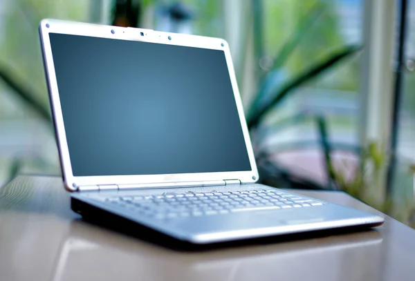 Laptop fino na mesa de escritório — Fotografia de Stock