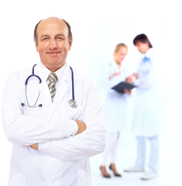 Leende läkare med stetoskop. isolerade över vita bak — Stockfoto