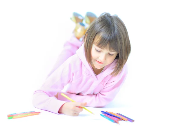 La belle fille dessine des crayons dans un bloc-croquis sur l'isolat — Photo