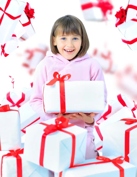 Enfant fille avec boîte cadeau. Isoler — Photo