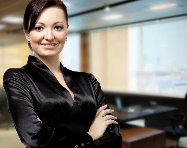 Een portret van een jonge zakenvrouw in een kantoor — Stockfoto