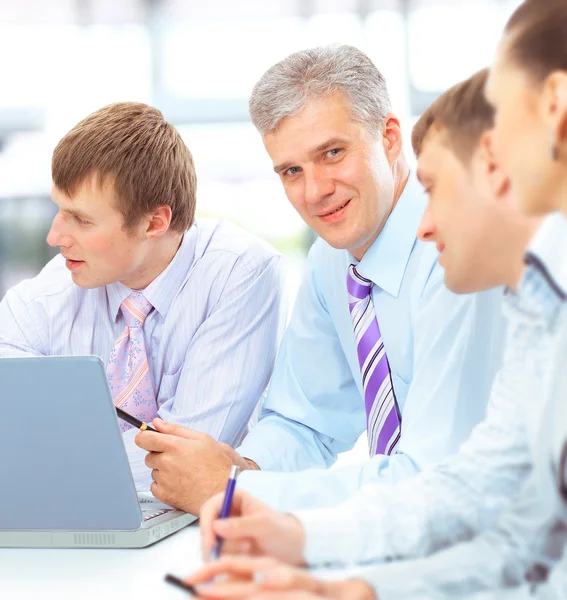 Zespół firmy szczęśliwy rozmawiać ze sobą podczas spotkania siedzi w — Zdjęcie stockowe