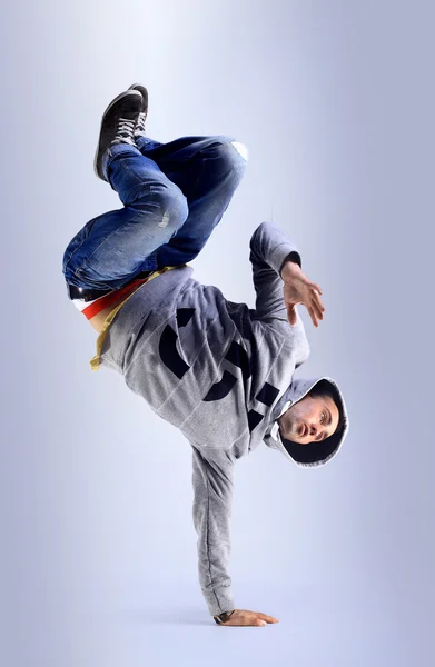 Pohledný mladý muž tančí — Stock fotografie