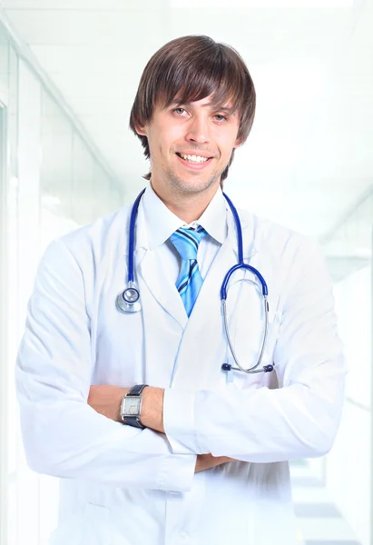 Портрет улыбающийся доктор в офисе — стоковое фото