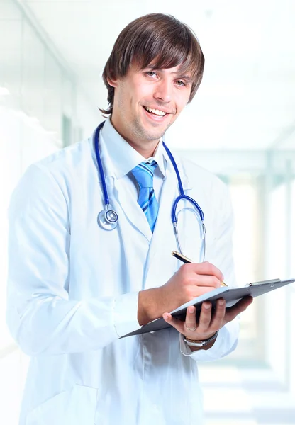Portret uśmiechający się lekarza w urzędzie — Zdjęcie stockowe