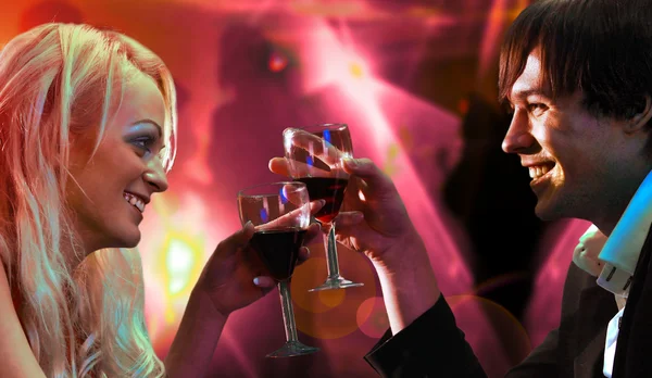Jeune couple amoureux heureux célébrant avec du vin rouge au restaurant — Photo