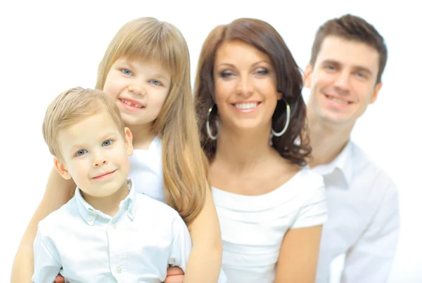 Портрет щасливої сім'ї, яка посміхається в камеру — стокове фото