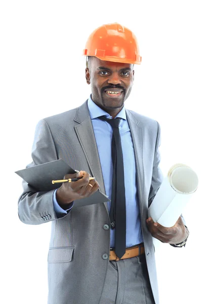 Arquiteto étnico confiante vestindo um chapéu duro contra um fundo branco — Fotografia de Stock
