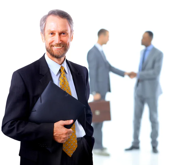 Uomo d'affari di successo in piedi con il suo personale in background — Foto Stock