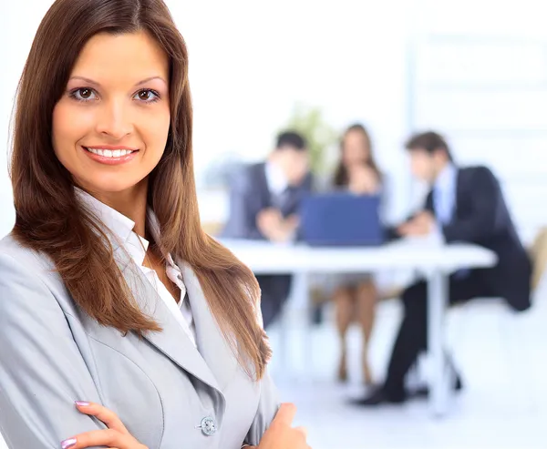 Mujer de negocios liderando un equipo corporativo — Foto de Stock
