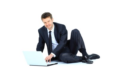 beyaz izole bir dizüstü bilgisayar üzerinde çalışan mutlu genç iş adamı