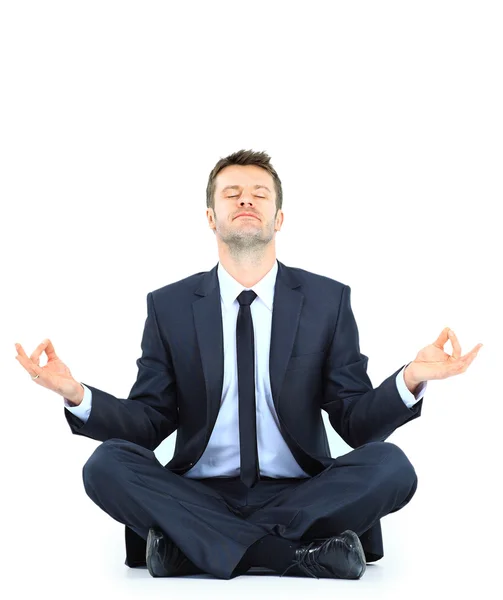 Uomo d'affari meditando in posa loto yoga sul pavimento — Foto Stock