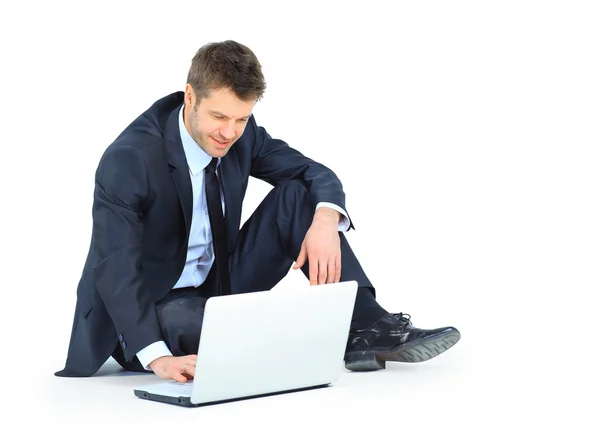Άνθρωπος ευτυχισμένος ΝΕΩΝ ΕΠΙΧΕΙΡΗΜΑΤΙΩΝ που εργάζονται σε ένα φορητό υπολογιστή, που απομονώνονται σε λευκό — Φωτογραφία Αρχείου
