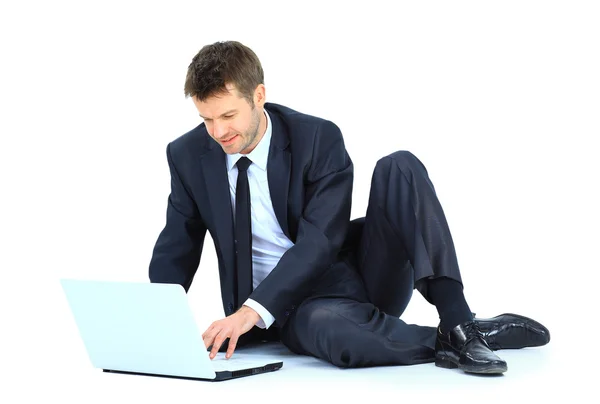 Gelukkig jonge business man aan het werk op een laptop, geïsoleerd op wit — Stockfoto