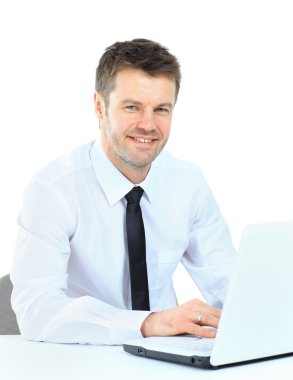 dizüstü bilgisayar ile kendine güvenen genç iş adamı portresi