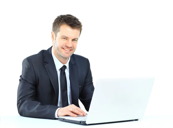 Retrato de jovem homem de negócios confiante com laptop — Fotografia de Stock