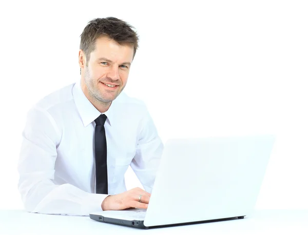 Porträt eines selbstbewussten Geschäftsmannes mit Laptop — Stockfoto