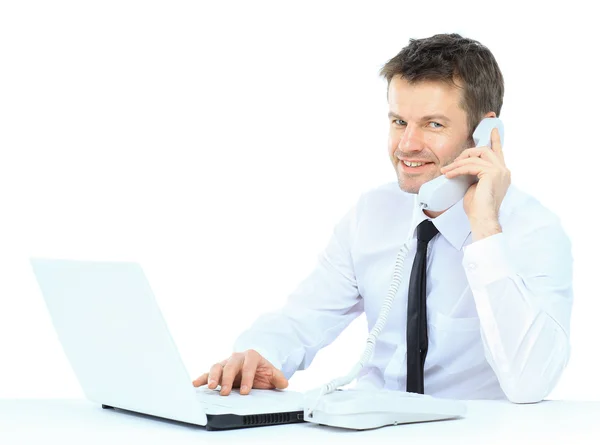 Homme d'affaires heureux sur le téléphone portable devant l'ordinateur portable — Photo