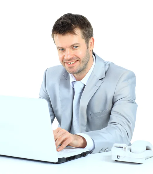 Ritratto di giovane uomo d'affari fiducioso con computer portatile — Foto Stock
