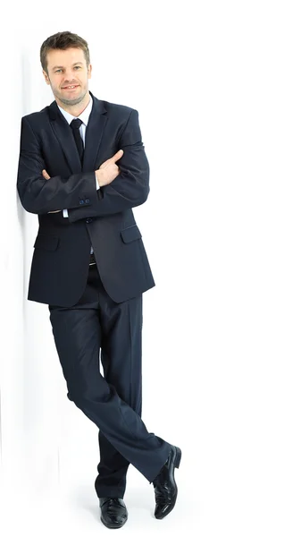 Yakışıklı bir genç adam bir takım elbise içinde portresi — Stok fotoğraf