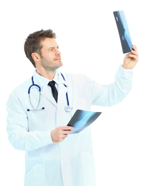 Reifer Arzt schaut sich Röntgenbild an — Stockfoto