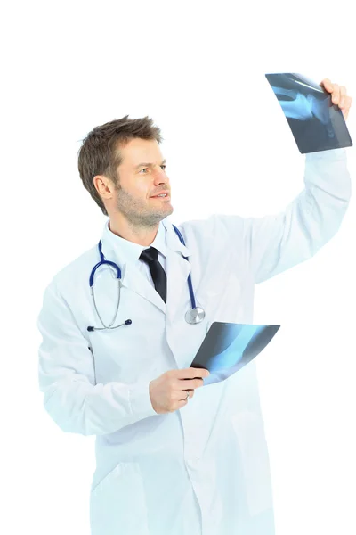Ώριμη γιατρός κοιτάζοντας μια ακτινογραφία — Φωτογραφία Αρχείου