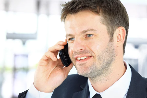Uśmiechnięty mężczyzna przy użyciu telefonu biura — Zdjęcie stockowe