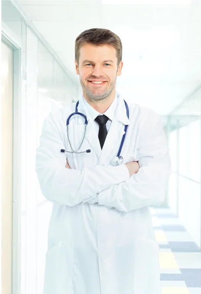 Lekarz ze stetoskopem wyizolowanym na białym tle — Zdjęcie stockowe