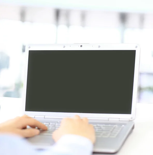 Πρόσωπο που πληκτρολογείτε σε ένα σύγχρονο φορητό υπολογιστή σε ένα γραφείο — Φωτογραφία Αρχείου