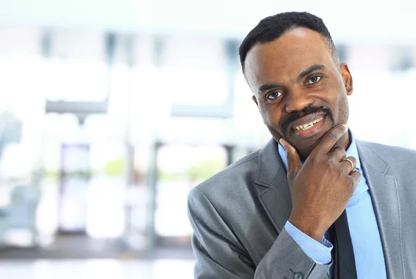 Портрет успешного афроамериканского бизнесмена крупным планом — стоковое фото