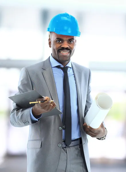 Afro-Amerikaanse ingenieur een witte achtergrond — Stockfoto