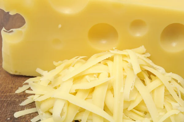 Queijo ralado e pedaço de queijo — Fotografia de Stock