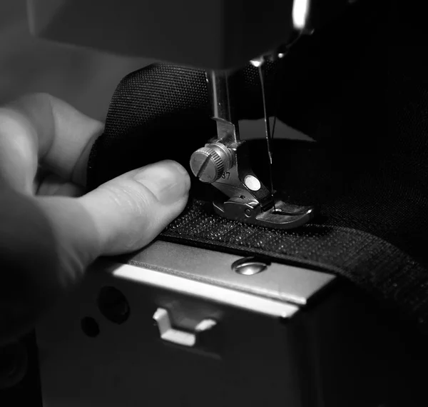 Main de couture en utilisant la machine à coudre — Photo