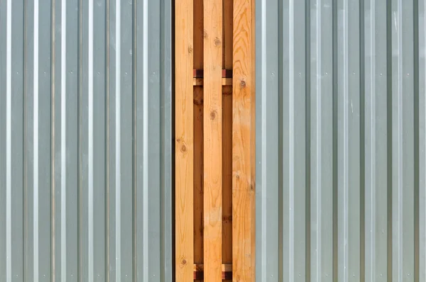 Kovový plot s dřevěnými vložkami — Stock fotografie