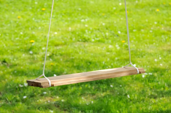 Lege houten schommeling in de tuin — Stockfoto