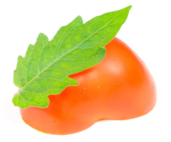 Metade de tomate com folha verde — Fotografia de Stock