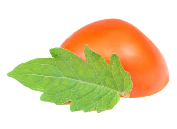 Polovinu rajčete s zelený list — Stock fotografie