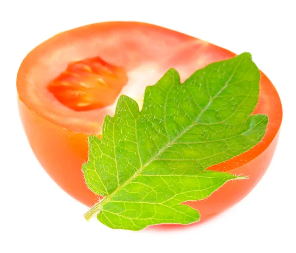 Hälfte der roten Tomate mit grünem Blatt — Stockfoto