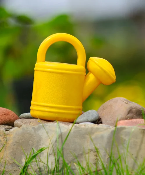 子供ですか。庭の水まき缶 — ストック写真