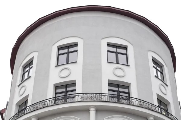 Zeitgenössisches Gebäude mit abgerundeter Fassade und Brüstung — Stockfoto