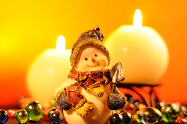 Noche de Navidad - Figura muñeco de nieve y velas ardientes —  Fotos de Stock
