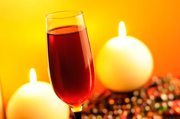 Serata romantica - bicchiere di vino rosso e candele ardenti — Foto Stock