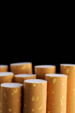 siyah arka plan üzerine sigara filtreleri