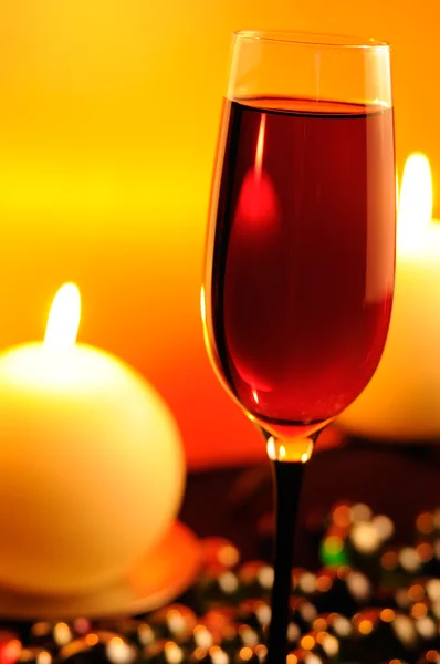 Romantische avond in het restaurant met rode wijn en brandende kaarsen — Stockfoto