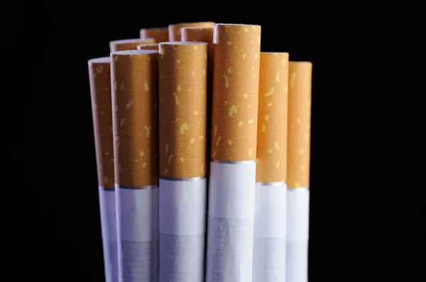 Bündel Zigaretten auf schwarzem Hintergrund — Stockfoto
