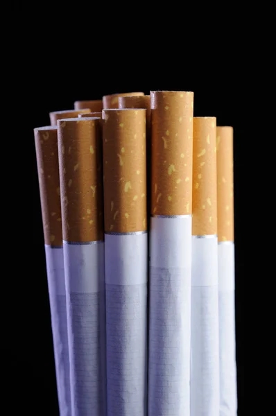 Cigarrillos sobre fondo negro — Foto de Stock