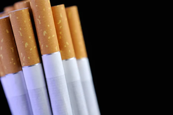 Zigaretten auf schwarzem Hintergrund — Stockfoto