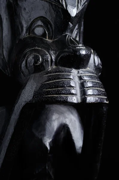 Siyah ahşap heykelciği ağzını elle kapsayan — Stok fotoğraf
