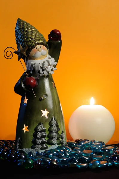 Candelabro de Santa Claus y vela ardiente sobre fondo amarillo —  Fotos de Stock